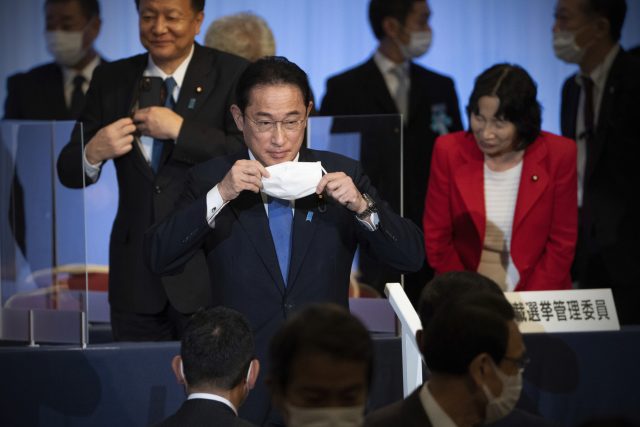 Nový japonský premiér Fumio Kišida | foto: Carl Court,  ČTK/AP