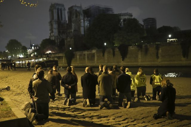 Modlící se Pařížané před katedrálou Notre-Dame | foto: Francisco Seco,  ČTK/AP