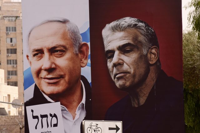 Poté,  co Benjamin Netanjahu neuspěl,  byl sestavením vlády pověřen Jair Lapid,  předseda druhé nejsilnější strany Existuje budoucnost  (vpravo) | foto: Fotobanka Profimedia