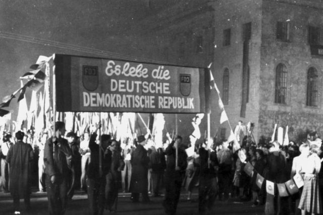 Nový stát sice měl ve svém názvu slovo demokratická,  ve skutečnosti tomu tak ale nebylo – nekonaly se v ní svobodné volby a občanská prava byla omezená | foto: Bundesarchiv,  CC BY-SA 3.0