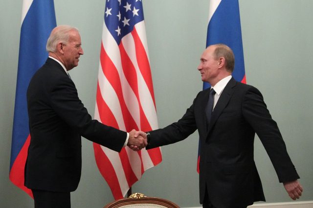 Joe Biden a Vladimir Putin během setkání v Moskvě v roce 2011 | foto: Fotobanka Profimedia