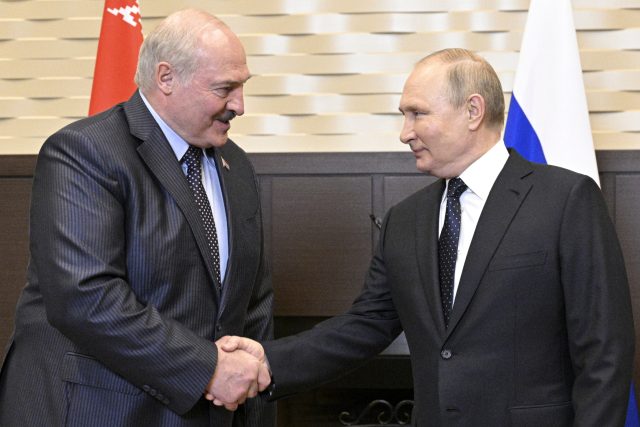 V Soči se konala schůzka ruského prezidenta Vladimira Putina s jeho běloruským protějškem Alexandrem Lukašenkem | foto:  Ramil Sitdikov,  ČTK/AP