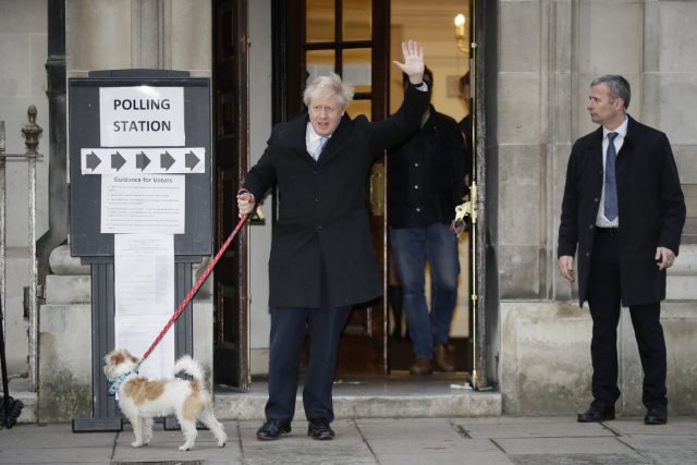 Britský premiér a vůdce konzervativní strany Boris Johnson a jeho pes Dilyn při odchodu z volební místnosti | foto: Kirsty Wigglesworth,  ČTK/AP