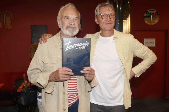 Zdeněk a Jan Svěrákovi s knihou Tmavomodrý svět | foto: Pavel Gwuzd,  Česká editoriální fotografie / Profimedia