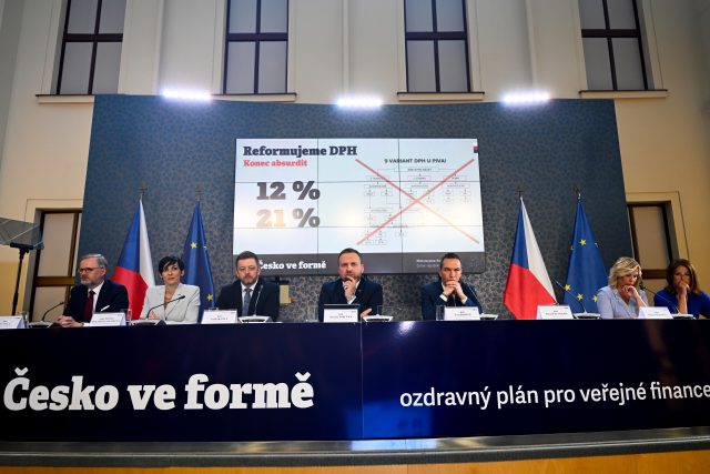 Vláda představila konsolidační balíček a návrh reformních změn penzí | foto: Ondřej Deml,  ČTK