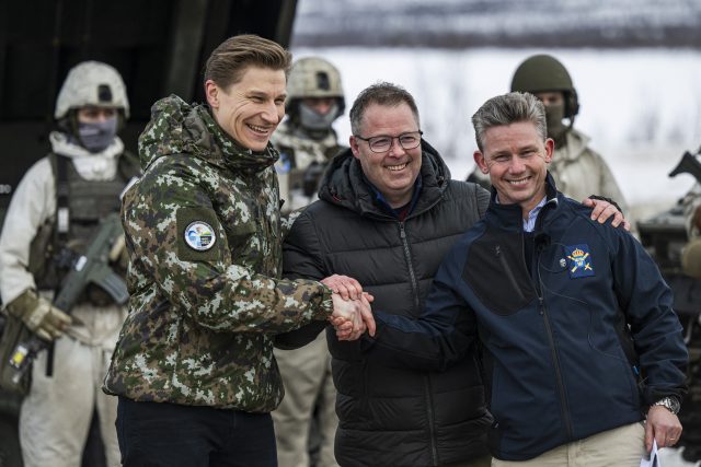 Zleva finský ministr obrany Antti Hakkanen,  jeho norský protějšek Bjorn Arild Gram a jejich švédský protějšek Pal Jonson na vojenském cvičení NATO za polárním kruhem ve Finsku | foto: Fotobanka Profimedia