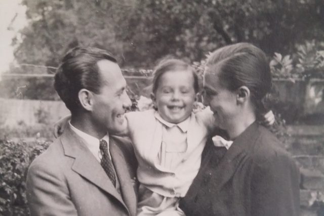 Anna Grušová na snímku se svými rodiči | foto:  archiv Anny Grušové,  Český rozhlas Plus