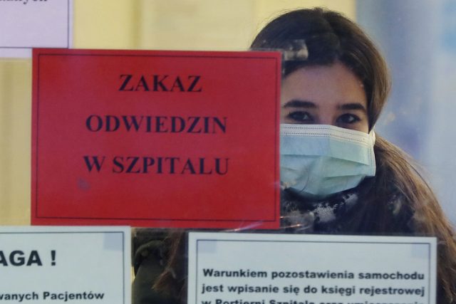 V Polsku tvoří veřejnou debatu koronavirus a prezidentské volby | foto: Czarek Sokolowski,  ČTK/AP