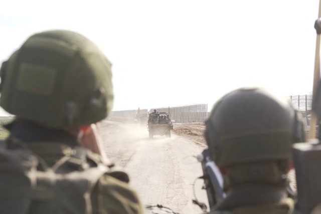 Izraelské jednotky operující u města Chán Júnis na jihu Pásma Gazy | foto: ISRAEL DEFENSE FORCES,  Reuters