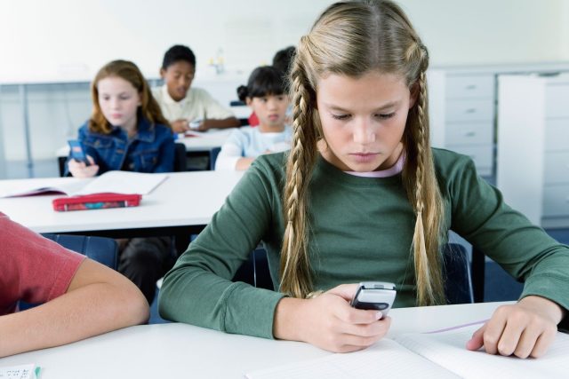 Děti dnes často neodloží mobil ani ve třídě | foto: Profimedia