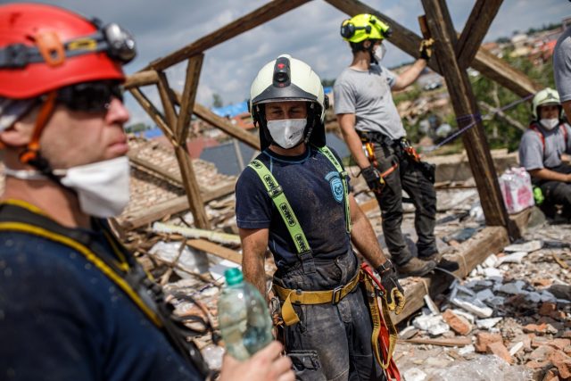 Hasiči odstraňují následky po ničivém tornádu v Mikulčicích | foto: HZS KHK/Michal Fanta