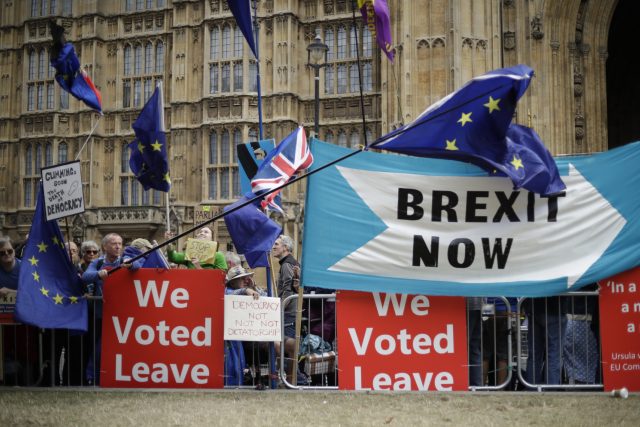 Odpůrci brexitu na demonstraci v Londýně | foto: Matt Dunham,  ČTK/AP