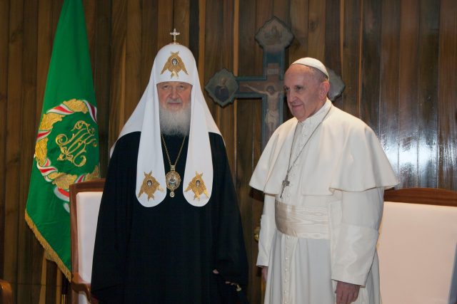 Patriarcha Kirill a papež František v roce 2016 při svém setkání na Kubě | foto: Ismael Francisco,  ČTK / AP