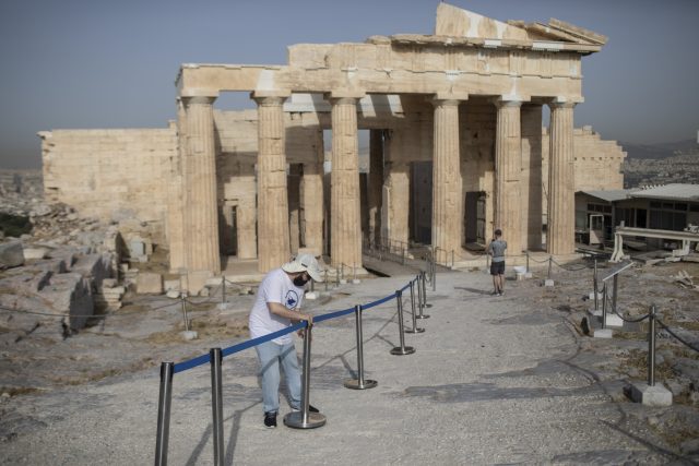Řecké Atény se připravují na turistickou sezonu | foto: Petros Giannakouris,  ČTK/AP