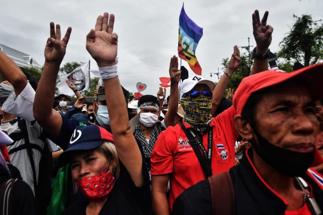 Thajci během protestů zvedají tři prsty po vzoru dystopické série Hunger Games | foto: Profimedia