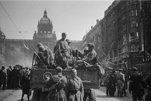 Rudoarmějci na Václavském náměstí 9. května 1945 | foto: ČTK