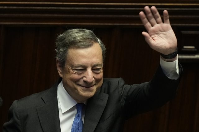 Italský premiér Mario Draghi byl ochotný vládnout s širokou podporou | foto: Andrew Medichini,  ČTK/AP