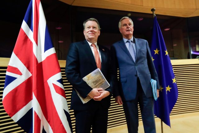 Hlavní vyjednavač Evropské unie pro brexit Michel Barnier  (vpravo) a evropský poradce britského předsedy vlády David Frost | foto: Fotobanka Profimedia
