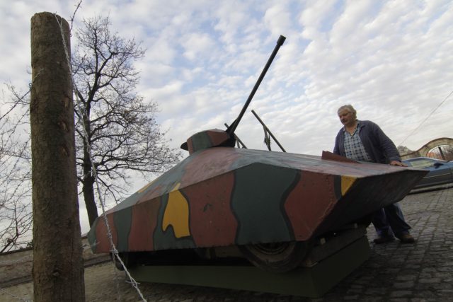 Tank domácí výroby Vladimír Beneše | foto: Václav Šálek,  ČTK