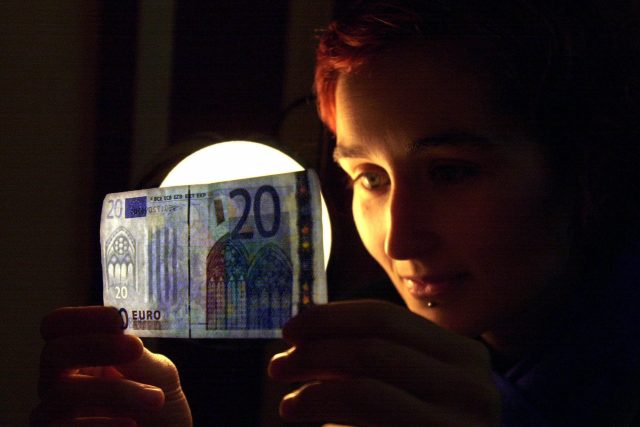 Placení eurem  (ilustrační foto) | foto: ČTK / AP