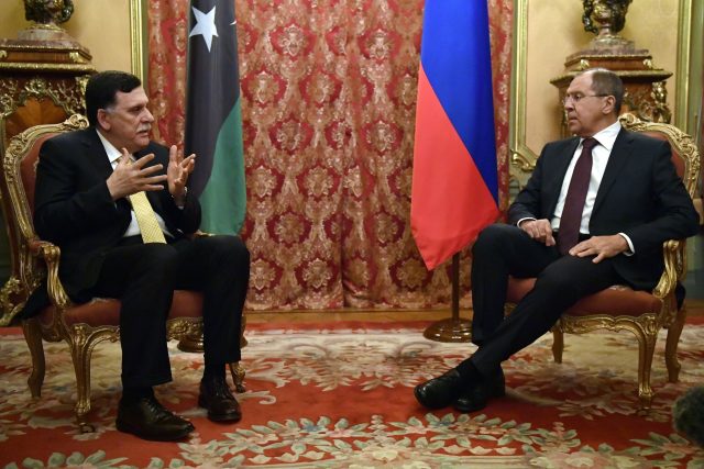 Moskva odmítla uznat legitimitu libyjské vlády národní jednoty v Tripolisu. Uznává však podobně utvořenou Prezidentskou radu,  komunikuje s ní a pozvala do Kremlu jejího předsedu a premiéra Fáize Sarrádže  (vlevo) | foto: Fotobanka Profimedia