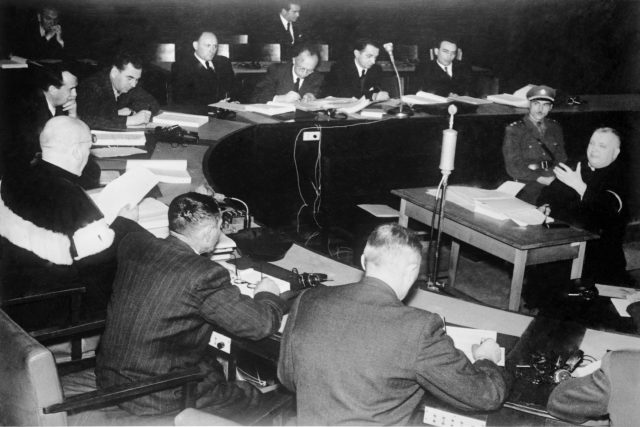 Jozef Tiso  (vpravo gestikuluje) před Národním soudem v Bratislavě v roce 1946. Soudu předsedal dr. Igor Daxner,  vedoucí obžaloby dr. Rigan,  .J. Tisa obhajoval dr. Ernest Žabkay | foto: ČTK