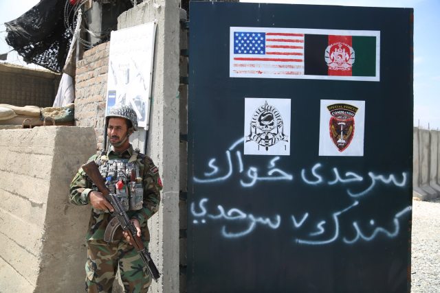 Afghánský voják před základnou v provincii Nangarhar,  kde sídlili američtí vojáci | foto: Fotobanka Profimedia