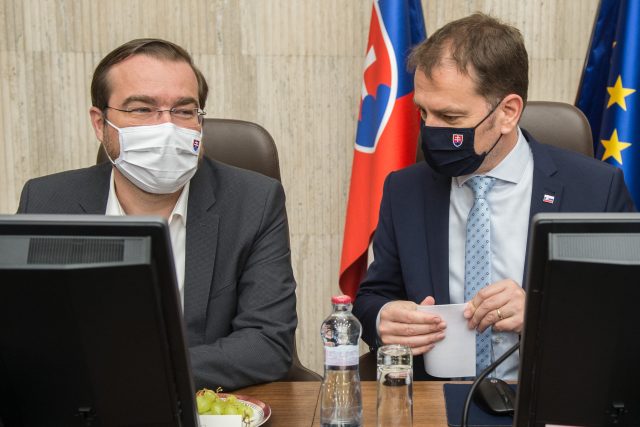 Slovenský ministr zdravotnictví Marek Krajčí  (vlevo) a premiér Igor Matovič | foto: Fotobanka Profimedia
