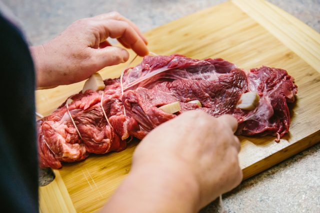 Hovězí maso prošpikujeme špekem | foto: Jana Volková