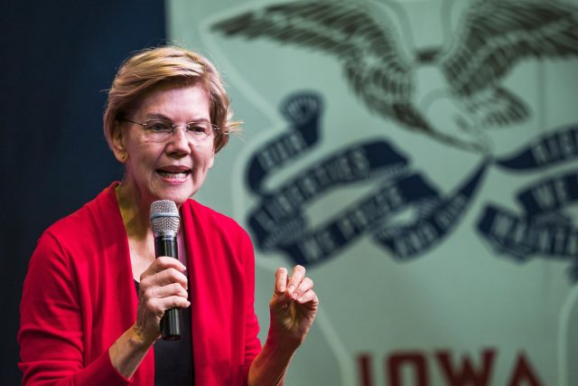 Elizabeth Warren během kampaně v Iowě | foto: Profimeda