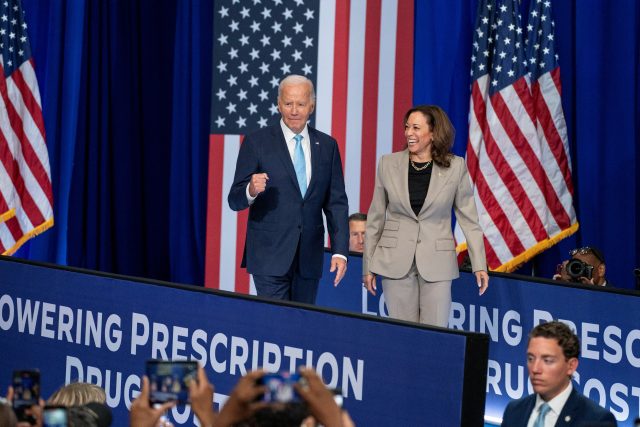 Prezident Joe Biden a pravděpodobná demokratická kandidátka pro nadcházející volby Kamala Harrisová ve státě Maryland | foto: Ken Cedeno,  Reuters