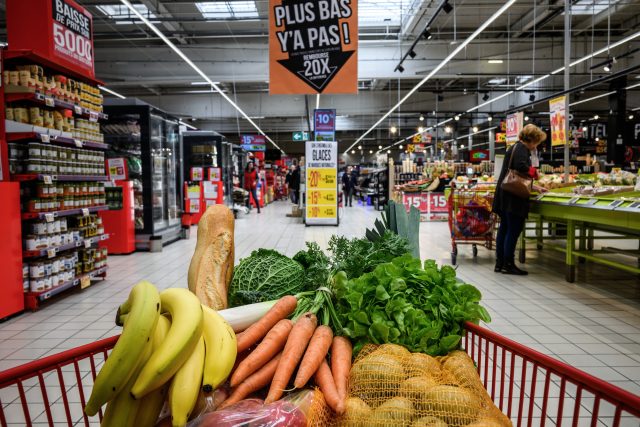 Nákup potravin ve Villefranche-sur-Saone ve střední Francii | foto: Fotobanka Profimedia