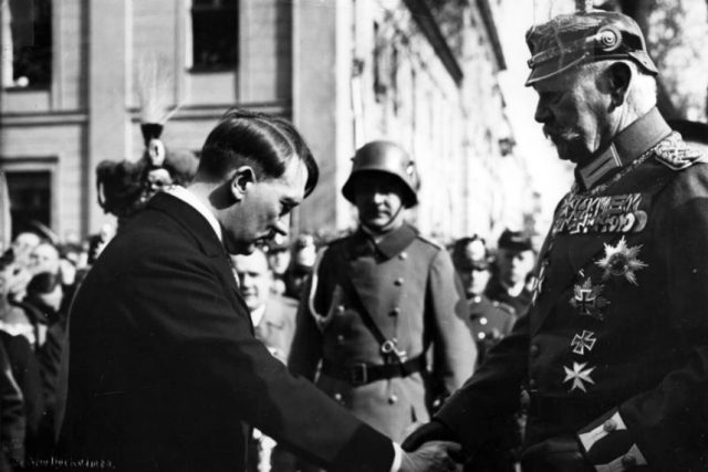 Po první světové válce v Německu existovalo množství stran,  které se nový stát pokoušely rozvrátit. Za dobu téměř 19 let,  než se Hitlerovi podařilo převzít moc,  se vláda obměnila čtrnáctkrát | foto: Bundesarchiv,  CC BY-SA 3.0