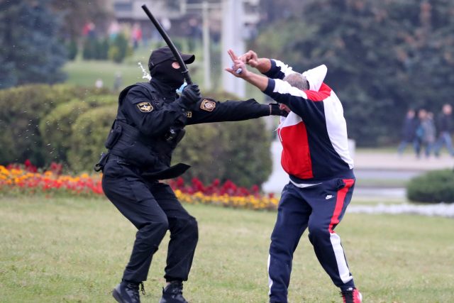 Zásahy běloruské policie v Minsku proti demonstrujícím byly tentokrát brutální | foto: Fotobanka Profimedia