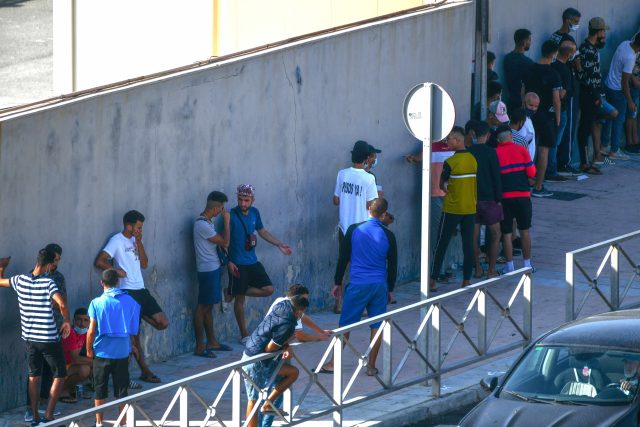 Maročané čekají před azylovou kanceláří ve španělské Ceutě | foto: Fotobanka Profimedia