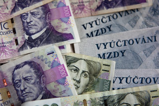 Co si myslíte o požadavku odborů na zvýšení minimální mzdy v roce 2020 až na 15 tisíc korun?  | foto: Fotobanka Profimedia