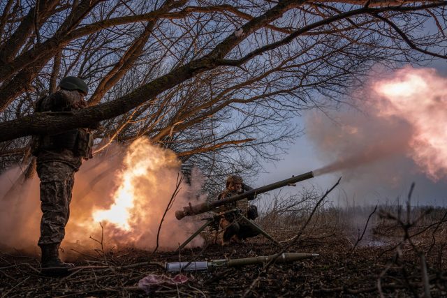 Vojáci s bezzákluzovým dělem | foto: Evgeniy Maloletka,  ČTK / AP