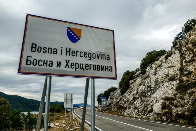 Bosna a Hercegovina: nápis v latince a v cyrilici | foto: Shutterstock