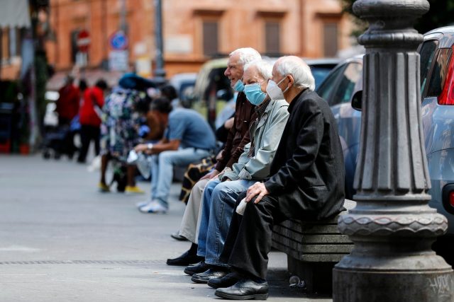 V Itálii,  kde senioři tvoří velký podíl populace,  odborníci tvrdí,  že pro ekonomiku by bylo nejlepší vrátit věk odchodu do důchodu zpět na 67 let  (ilustrační foto) | foto: Fotobanka Profimedia
