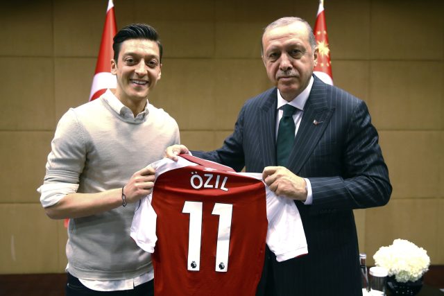 Fotbalista Mesut Özil a turecký prezident Recep Tayyip Erdogan | foto: ČTK/AP