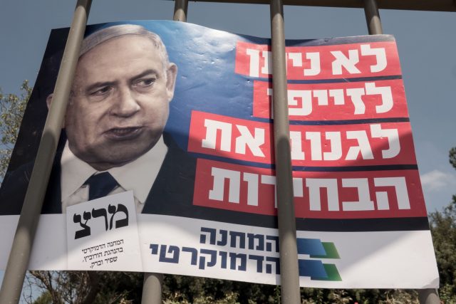 Předvolební plakát s Benjaminem Netanjahuem | foto: Fotobanka Profimedia