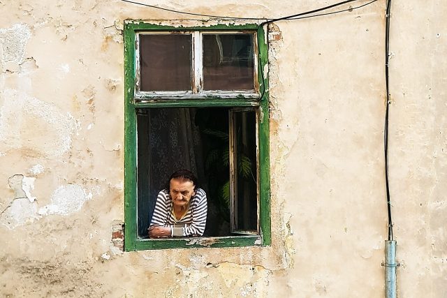 Důchodkyně v okně | foto: Ümit Yıldırım,  Fotobanka Unsplash