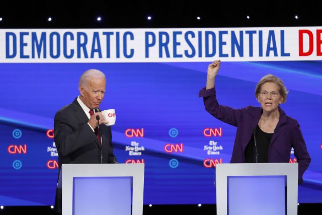Bývalý viceprezident USA Joe Biden a senátorka Elizabeth Warrenová | foto: John Minchillo,  ČTK/AP