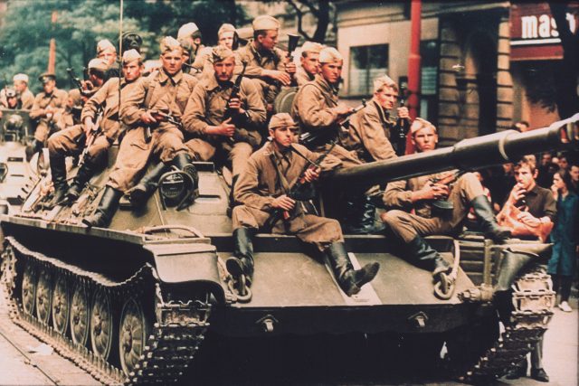 21. srpen 1968,  sovětští vojáci v Praze | foto: Fotobanka Profimedia
