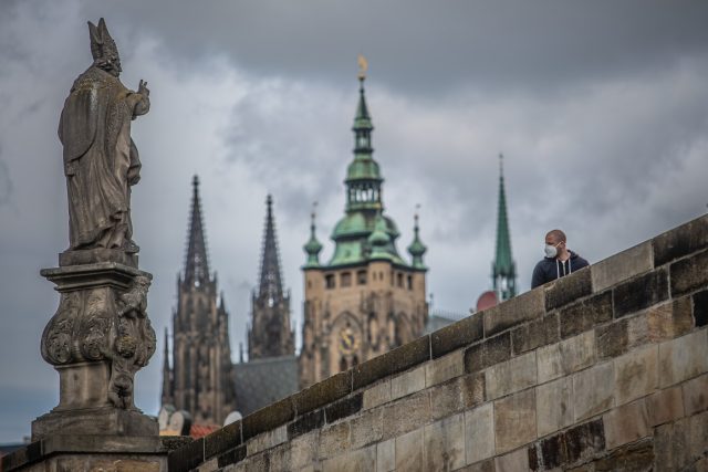 Lidé s rouškou v centru Prahy | foto: Fotobanka Profimedia