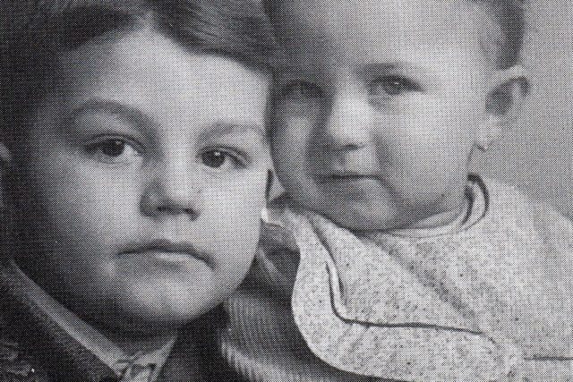 Jan Přeučil s mladší sestrou Martou,  rok 1942 | foto: Post Bellum