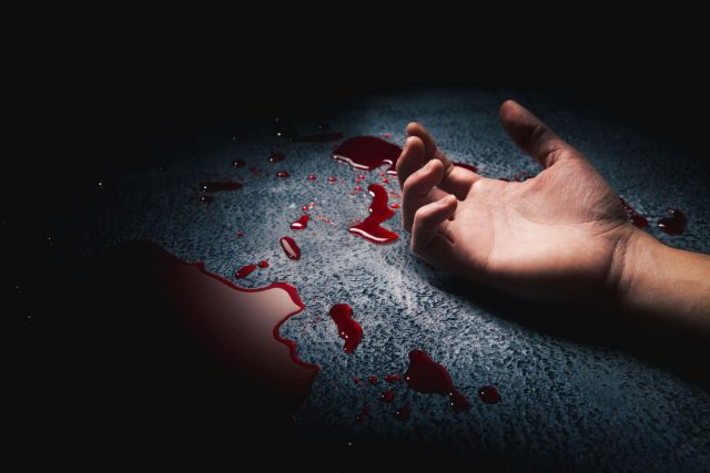 Ruka mrtvého těla a krev na obraze | foto: Shutterstock