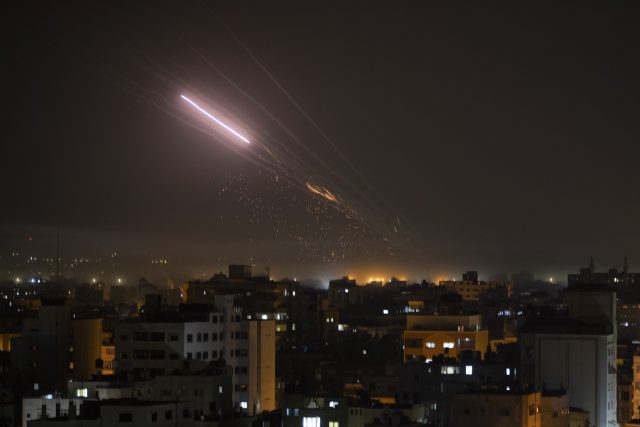Raketový útok na Izrael | foto: Khalil Hamra,  ČTK/AP