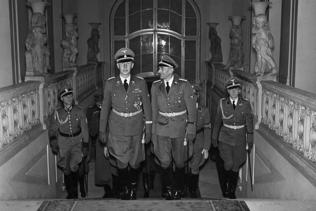 V sobotu 27. září 1941 odpoledne přistálo v Praze letadlo s Reinhardem Heydrichem. K oficiálnímu převzetí funkce zastupujícího říšského protektora došlo na Pražském hradě 28. září 1941 v 11 hodin