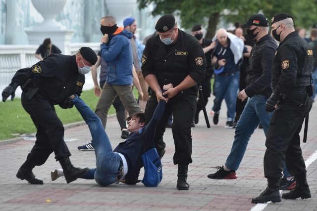 Na shromáždění příznivců opozice v Minsku zasahovala policie | foto: Fotobanka Profimedia